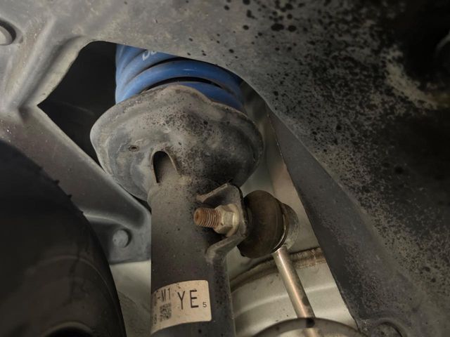 お車を安心してお乗りいただく為には、足回りの定期点検が欠かせません。サービスサポート（有償保証）では無料点検もご提供しており、安心のカーライフをお過ごしいただけるサポート体制が整っています。
