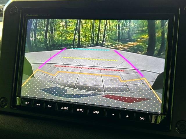 【バックカメラ】駐車時に後方がリアルタイム映像で確認できます。大型商業施設や立体駐車場での駐車時や、夜間のバック時に大活躍！運転スキルに関わらず、今や必須となった装備のひとつです！