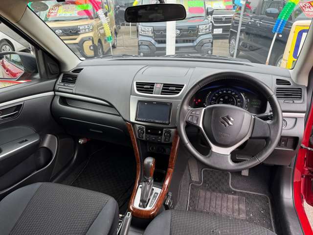 中古車にありがちなステアリングのスレ、シミ等ございません。ご安心ください。