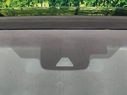 【トヨタセーフティセンス】走行中に前方の車両等を認識し、衝突しそうな時は警報とブレーキで衝突回避と被害軽減をアシスト。より安全にドライブをお楽しみいただけます。