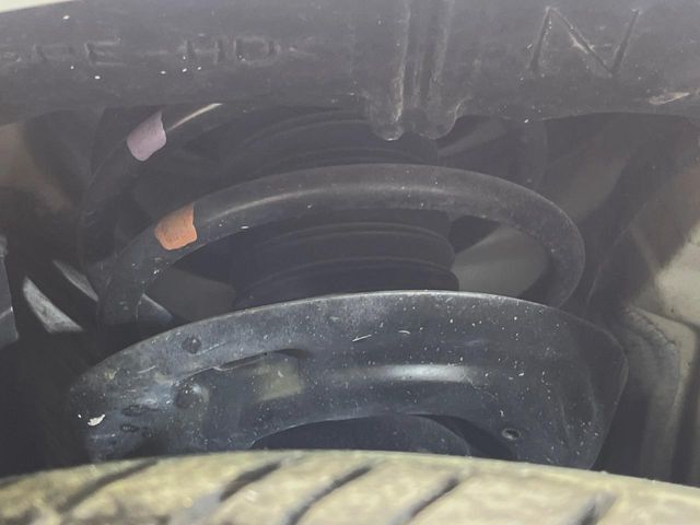 お車を安心してお乗りいただく為には、足回りの定期点検が欠かせません。サービスサポート（有償保証）では無料点検もご提供しており、安心のカーライフをお過ごしいただけるサポート体制が整っています。