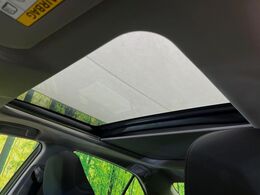 【サンルーフ】開放感たっぷりの希少装備、サンルーフが装着されています！車内に明かりを取り入れたり景色を楽しむ以外にも、車内の空気も簡単に換気できて快適です！