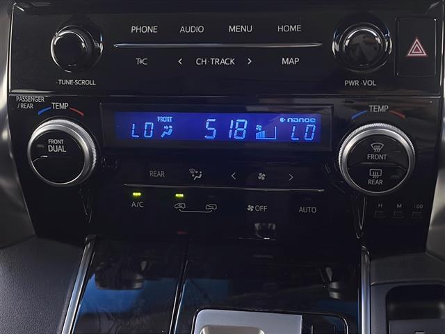 【左右独立温度コントロール式フルオートエアコン（DUAL/SYNC）】運転席側と助手席側でそれぞれ自由に温度設定ができ、快適な風量やモードなどを自動調整します！