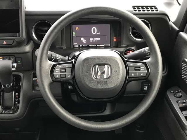 ハンドル周りです！ボタンの配置やメーターのイメージなどご覧ください♪♪