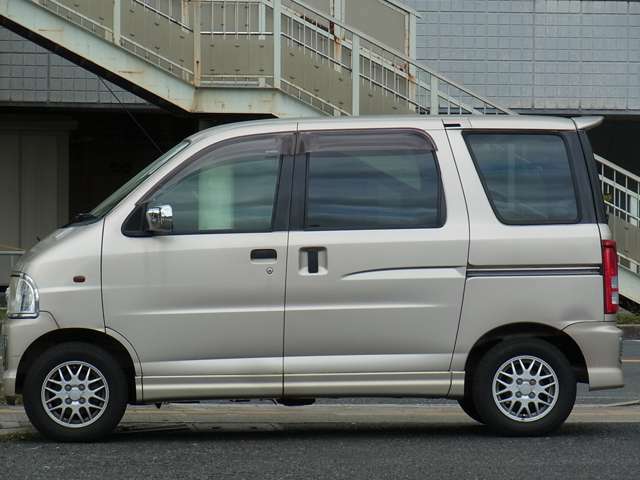 車検を受けてのお渡しです。車検代、重量税、自賠責保険料等含めたものがお支払総額です（他府県登録費、陸送費等は除く）。　車両本体価格に車検費用を含んでいないため掲載規約上「検無」という表記になります。