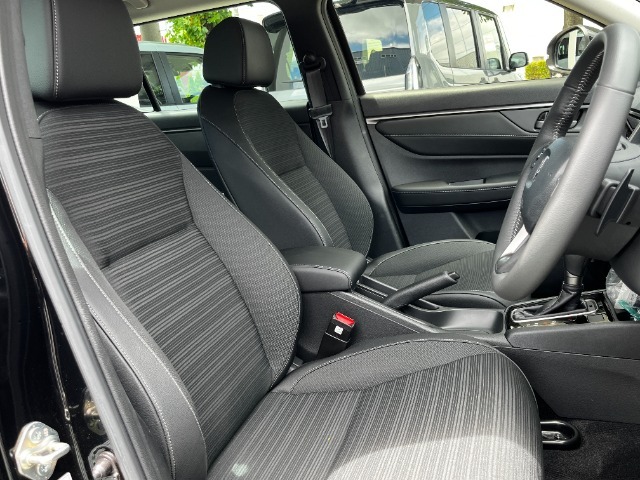 運転席と助手席は長時間運転しても疲れにくいシートとなっております☆