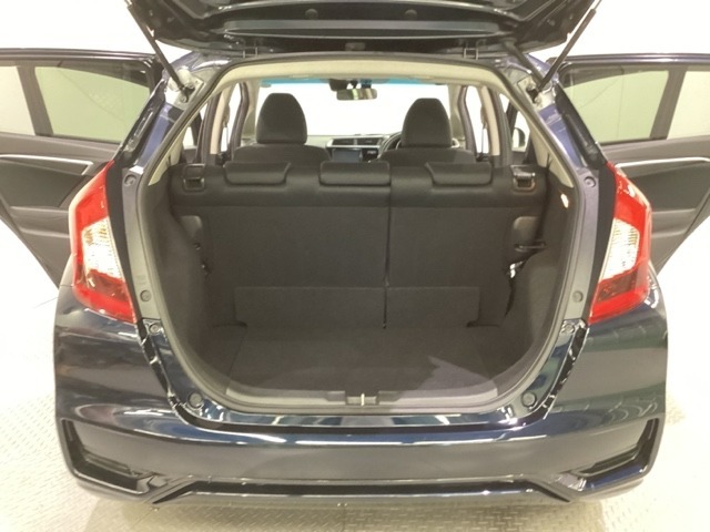 開口部も広く荷物の積み下ろしもしやすいお車となっております。