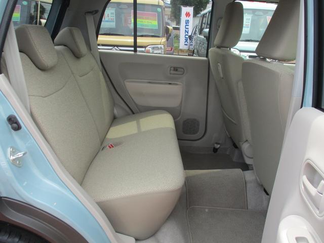 【リヤシート】足元ゆったりお乗り頂けます♪ヘッドレストが付いているので長距離運転の時も快適です♪