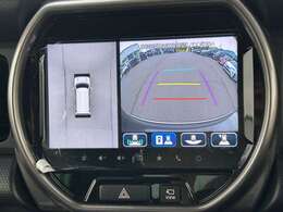 【パノラミックビューモニター】クルマを真上から見下ろした視点で駐車をサポートします！クルマの斜め後ろや真横など、いち早く障害物に気が付くことができます。