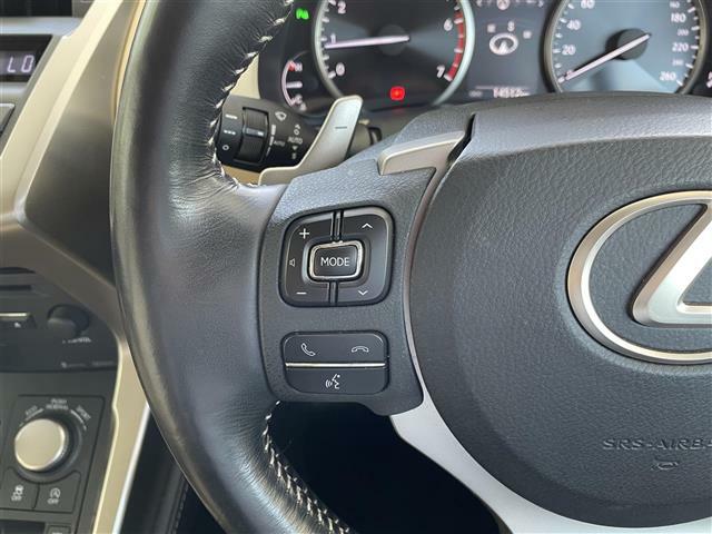 【プッシュスタート】スマートキーを持っているだけ、面倒な鍵を差し込むことなく、ボタンを押すだけでエンジン始動や停止を行うことができます。