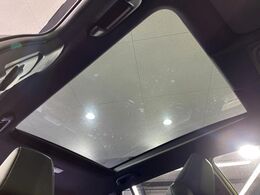 【パノラマルーフ】大型のガラスルーフ搭載で車内の解放感が一気にアップ！開放的なドライブをお楽しみいただけます。