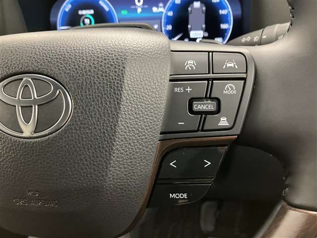 【レーダークルーズコントロール】アクセルペダルを踏まなくても、車間制御モードでは、先行車の車速変化に合わせた追従走行を行い、自動的に加速・減速・停止をします。