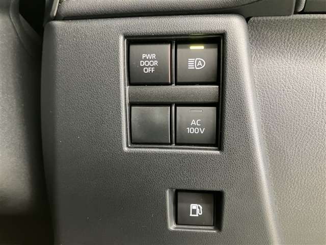 【トヨタセーフティーセンス】事故安全防止のためのドライバーサポート機能です。自動被害軽減ブレーキ、車線逸脱防止装置、自動ハイビームなどが付いています。今の時代にはぜひ欲しい装備ですよね♪