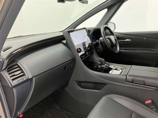 【まるまるクリーニング】内装工程では、中古車を気持ちよくお乗りいただけるよう清掃しております。シートの洗浄はもちろん、ニオイの元となるフロアカーペットまで洗浄・消臭を実施。