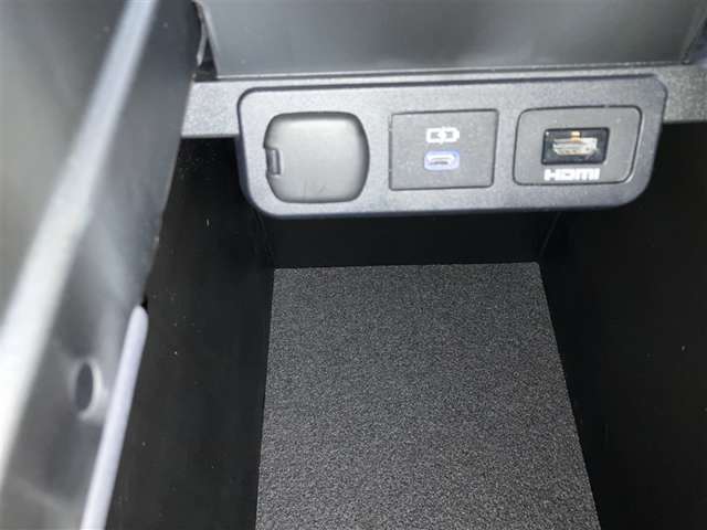 【HDMI入力端子】スマホなどの画面・音声などを車内で楽しむことが出来ます♪