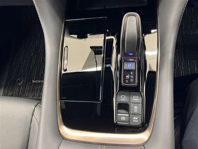 【EVドライブモード】駆動用電池から電力を供給し、電気モーターのみを使って走行するモードです。早朝・深夜の駐車場などで、騒音や排気ガスを気にすることなく走行することができます。