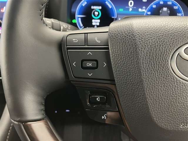 【ステアリングスイッチ】手元でオーディオの音量調整やソース切り替えができる安全機能です！運転中でも簡単に操作できるのでとても便利です♪