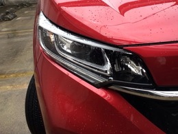 【LEDヘッドライト】大光量で夜道や雨の日の安心感を高めるLEDヘッドライト。周囲の明るさに応じて自動点灯・消灯/ライトの消し忘れも防げるオートライトコントロール付！