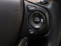 【アダプティブ・クルーズ・コントロール】予め設定した車速内でクルマが自動的に加減速。 前走車との適切な車間距離を維持しながら追従走行し、高速道路でのドライバーの疲労を軽減してくれる嬉しい機能付♪