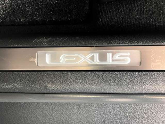 ステップにもLEXUSエンブレム