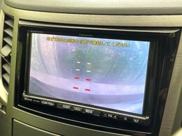 【バックカメラ】駐車時に後方がリアルタイム映像で確認できます。大型商業施設や立体駐車場での駐車時や、夜間のバック時に大活躍！運転スキルに関わらず、今や必須となった装備のひとつです！