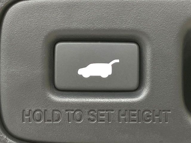 【パワーバックドア】スマートキーや運転席のボタンを押すだけでリアゲートが自動で開閉します！荷物を持っている時や、高い位置にあるバックドアを閉める際に便利な機能です♪