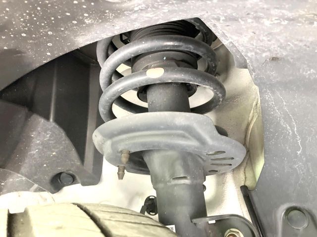 お車を安心してお乗りいただく為には、足回りの定期点検が欠かせません。サービスサポート（有償保証）では無料点検もご提供しており、安心のカーライフをお過ごしいただけるサポート体制が整っています。