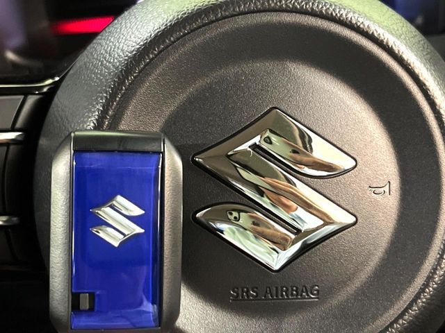 【キーレススタートシステム】カバンやポケットに入れたままでもドアの施錠・解錠が可能なスマートキーを装備。エンジンのオン・オフ時もカギを取り出す必要が無いからとっても便利です♪