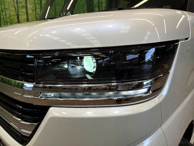 【LEDヘッドライト】悪天候や夜間走行時も良好な視界を確保し安心して運転できる高輝度LEDヘッドライトを装備！点灯速度が早く、消費電力も抑えられています。