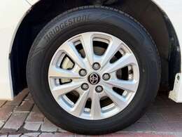 タイヤサイズは195/65R15です。