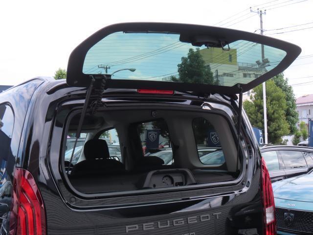 スペースが小さい車庫でも荷物の出し入れに便利なリアオープニングガラスハッチ