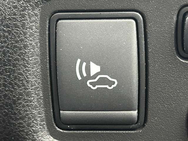 【車両接近通報装置】低速でモーターによる走行をしている時に、歩行者にクルマの接近を知らせ、注意を促します！一時停止スイッチでON/OFFの切り替えが可能です！