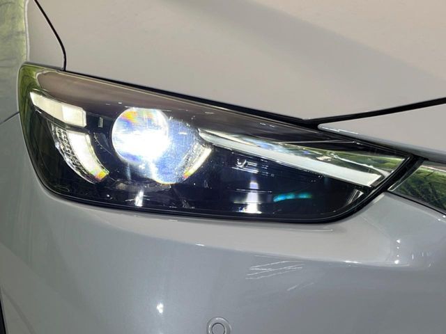 【LEDヘッドライト】悪天候や夜間走行時も良好な視界を確保し安心して運転できる高輝度LEDヘッドライトを装備！点灯速度が早く、消費電力も抑えられています。
