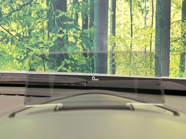 【ヘッドアップディスプレイ】現在の速度や走行情報をデジタル表示で運転席前方のガラスに投影！運転中、目線をずらさず必要な情報を確認できるのでとっても便利で安心！