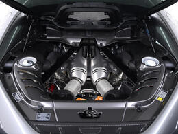 後輪駆動にプラグインハイブリッド（PHEV）を組み込むのは、フェラーリの市販車として初の試みであり、内燃エンジンとリアの電気モーターとの一体化により830hpを発揮します。鋭い加速が特徴的です。
