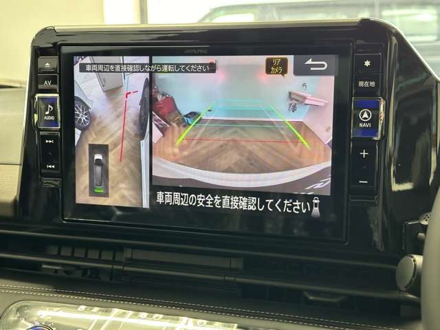 スイッチによる切り替えでサイドカメラの映像も確認できます。