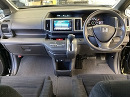 車内は光触媒抗菌消臭施工済です。インパネ周りはスタイリッシュなデザインで機能や装備も充実しています。グローブボックスやカップホルダーのほかにトレーなどたくさんの収納スペースが付いています。