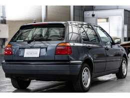 落ち着いたグレーのボディカラーが、90年代の上質なドイツ車らしい気品を醸し出しています。