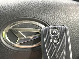 【キーフリーシステム】カバンやポケットに入れたままでもドアの施錠・解錠が可能なスマートキーを装備。エンジンのオン・オフ時もカギを取り出す必要が無いからとっても便利です♪