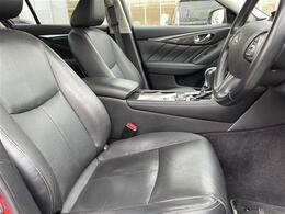 【運転席】座り心地が良いシートなので長時間の運転でも快適にお過ごしいただけます。新品のフロアマットのご注文も可能です。掲載箇所以外にご希望の写真がございましたらお気軽にお問い合わせ下さい。