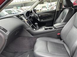 【助手席】きれいな助手席なので家族や友だちに乗ってもらっても安心です！新品のフロアマットのご注文も可能です。掲載箇所以外にご希望の写真がございましたらお気軽にお問い合わせ下さい。