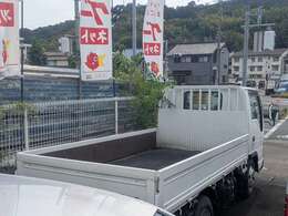 明るく元気なスタッフが1台1台丁寧に内外装クリーニング、点検・整備を行っております。