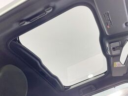 【ガラスルーフ】ガラスルーフ搭載で車内の解放感が一気にアップ！開放的なドライブをお楽しみいただけます。