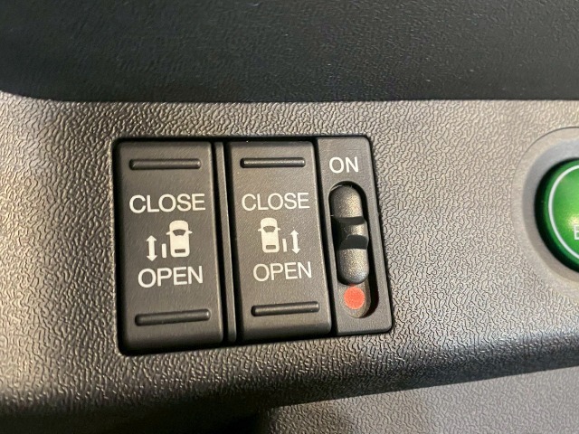 【電動スライドドア】ボタン一つで自由自在に開閉が可能！指先一つで運転席からどちらのドアも開閉できるので非常に便利な装備です！挟み込み防止機能もついているので小さなお子様がいる方も安心です！