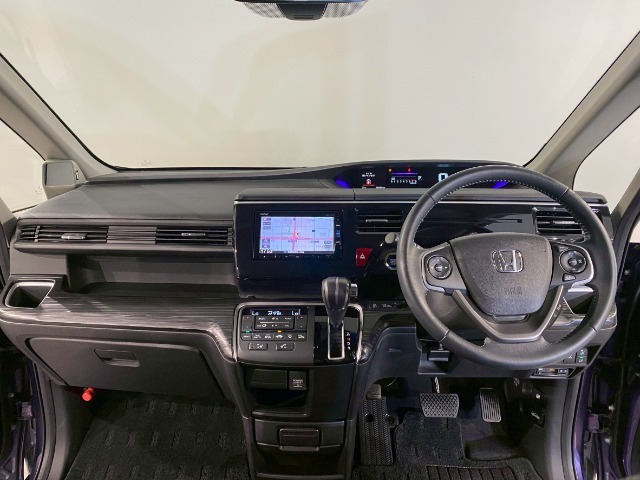 【ルームクリーニング】せっかく乗るならピカピカの車がいいですよね！当店は、他社では省きがちな細部に至るまで、徹底した清掃を行っております。