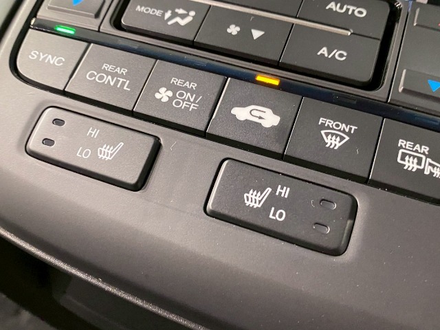 【シートヒーター】シートヒーター装備車です。寒い冬に乗車中とても暖かく快適に移動できます。冷え性の方にピッタリの装備です！