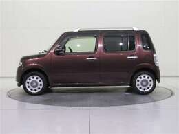 ルーフレール付き。車内に積みきれない荷物を車外に積載することができて便利です。