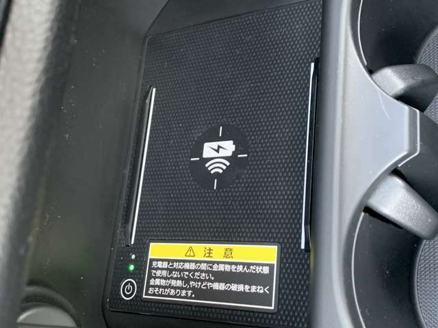 【ワイヤレス充電器（Qi）】走行中にスマートフォンをワイヤレスで充電できます！