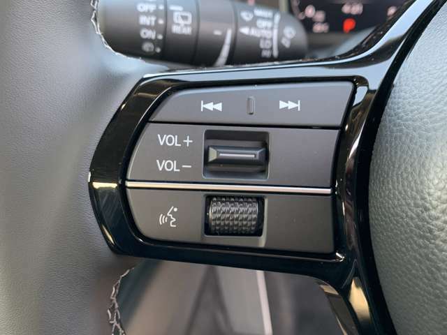 【ステアリングリモコン】手元のボタンから、オーディオやナビなどの操作ができるので、よそ見をせずに安全に運転に集中できます！//