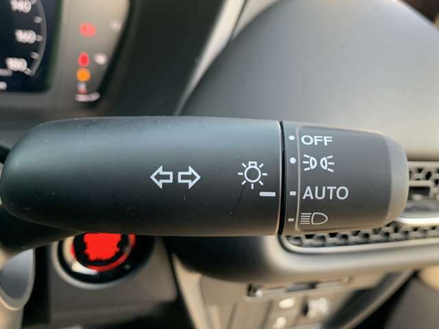 【オートライト（AUTO）】外の明るさをシステムが感知して、自動でヘッドライトが点灯します！ヘッドライトをつけ忘れを防ぐ便利機能です。//